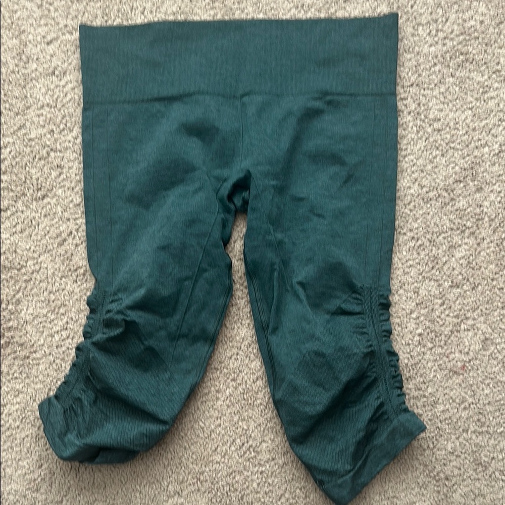 Women’s green lululemon cropped pant